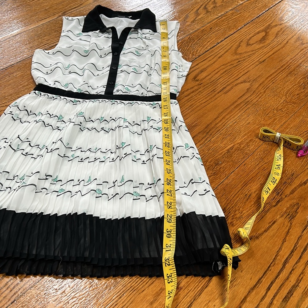 Forever 21 sleeveless dress.  Cute bird print. Size Small. Pleated skirt. - Picture 9 of 14